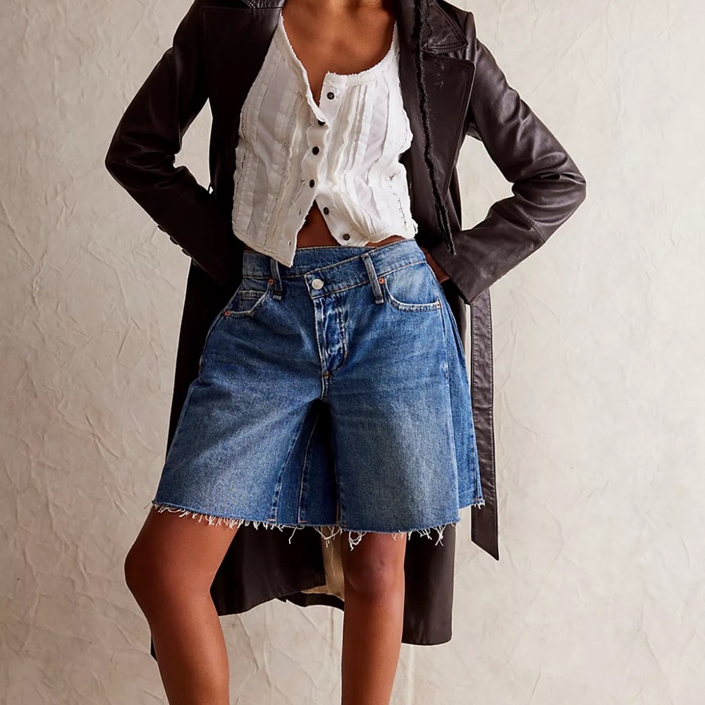 Free People We The Free Boomerang Long Denim Shorts 
Sz 26 Col: Blues Clues NWT